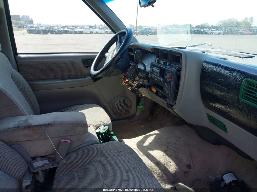 1997 Chevrolet S-10 VIN 1GCCS19X1V8100551 IAAI salvage auction — ENGINE DAMAGE, Salvage (Texas), sold $300 on 2026-07-06 (photo 5)