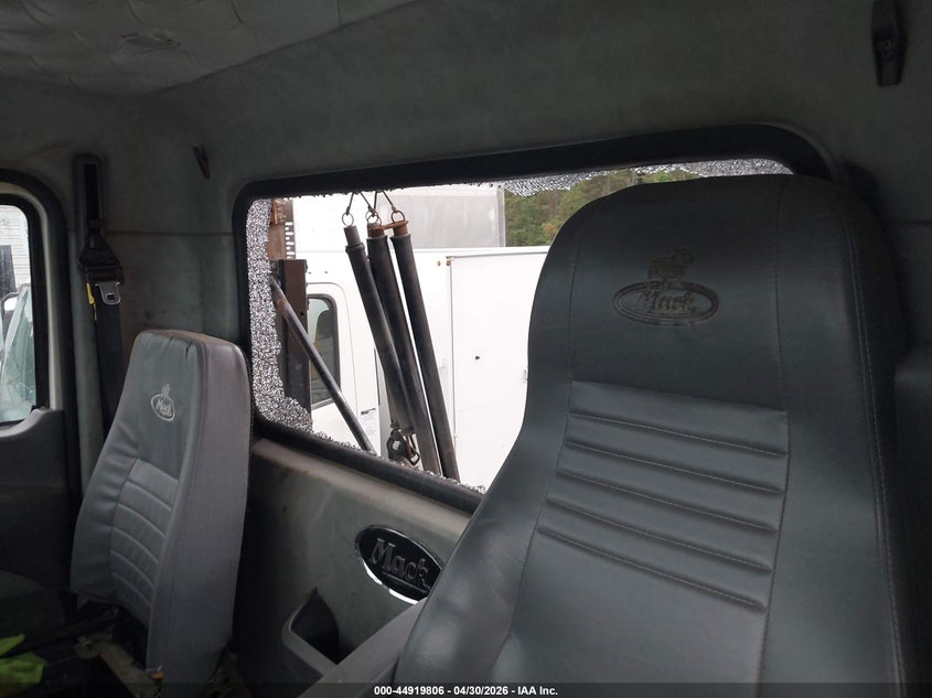 2016 Mack 600 rd600 VIN 1M1AN07Y5GM024749 IAAI salvage auction — ROLLOVER, Salvage (North Carolina), sold $7,300 on 2026-08-12 (photo 6)