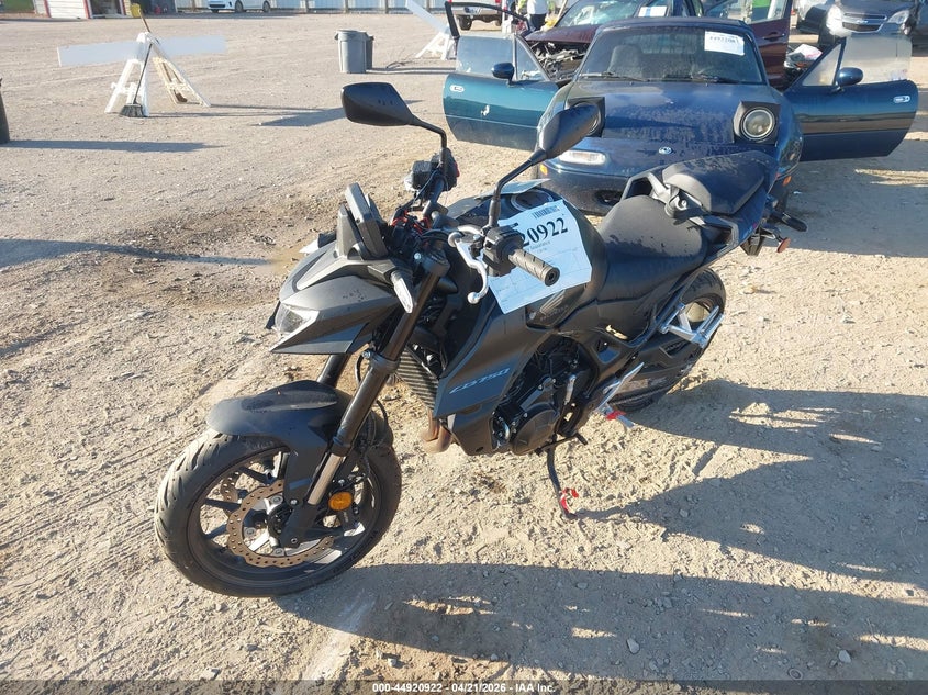 2025 Honda Cb VIN JH2RH240XSK001452 IAAI salvage auction — SIDE, Salvage Title, sold $2,850 on 2026-07-07 (photo 2)