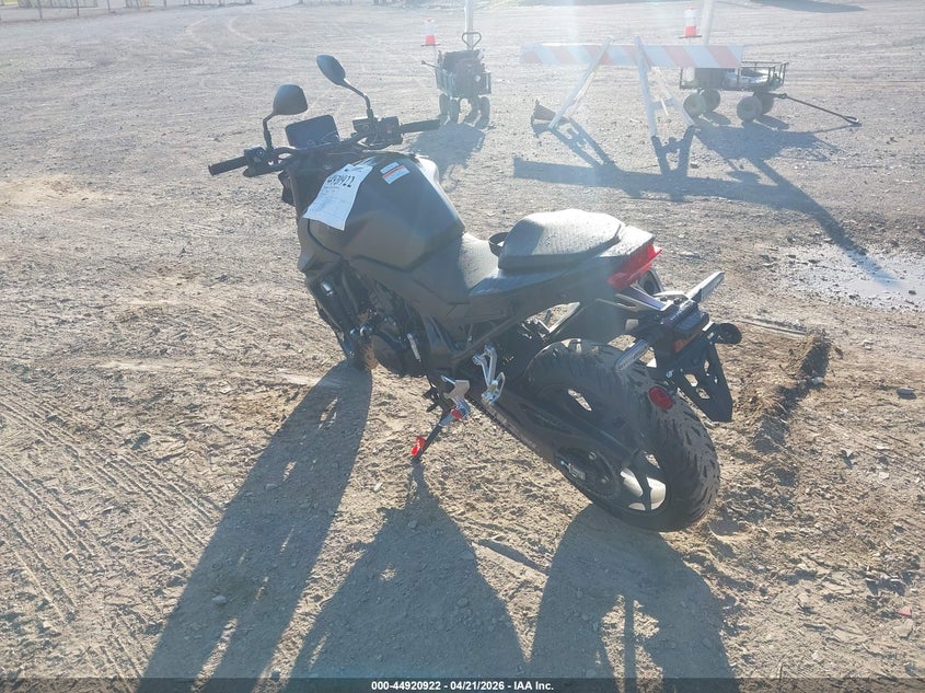 2025 Honda Cb VIN JH2RH240XSK001452 IAAI salvage auction — SIDE, Salvage Title, sold $2,850 on 2026-07-07 (photo 3)