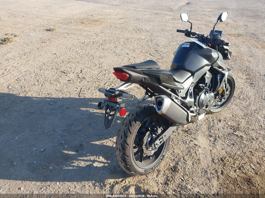 2025 Honda Cb VIN JH2RH240XSK001452 IAAI salvage auction — SIDE, Salvage Title, sold $2,850 on 2026-07-07 (photo 4)