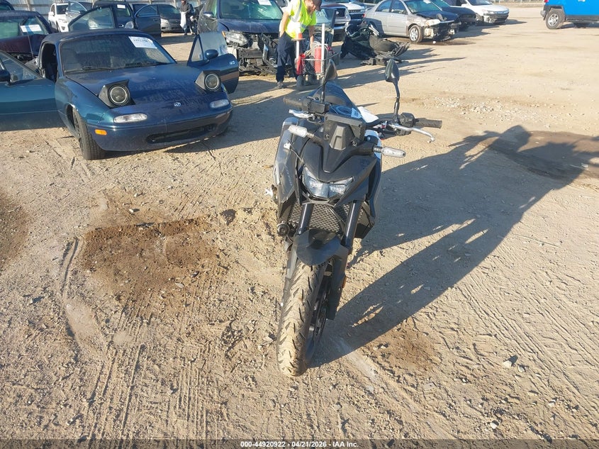 2025 Honda Cb VIN JH2RH240XSK001452 IAAI salvage auction — SIDE, Salvage Title, sold $2,850 on 2026-07-07 (photo 5)