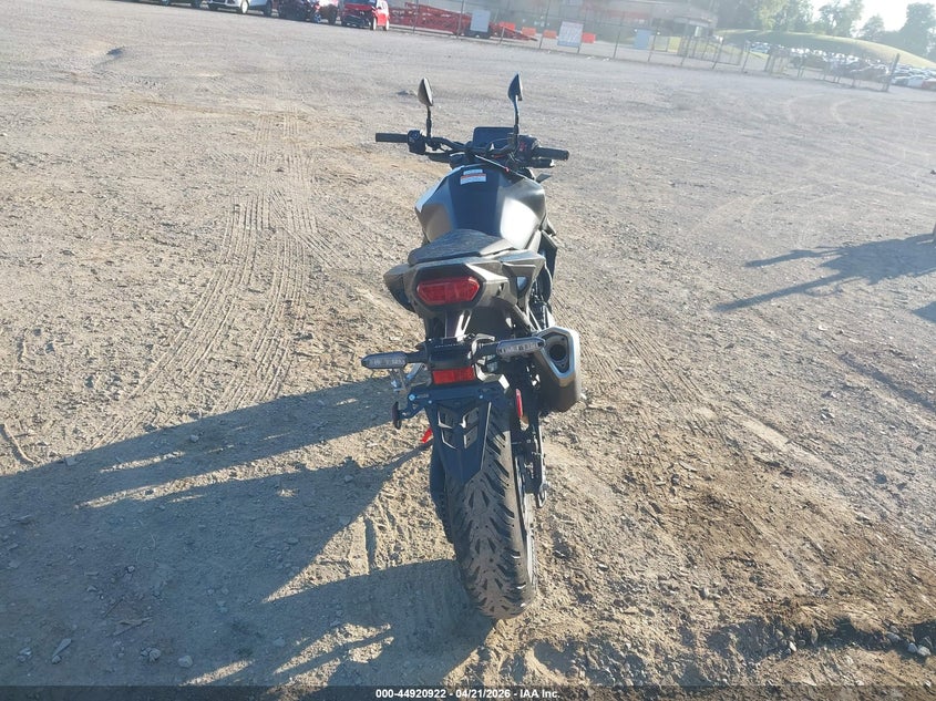 2025 Honda Cb VIN JH2RH240XSK001452 IAAI salvage auction — SIDE, Salvage Title, sold $2,850 on 2026-07-07 (photo 6)