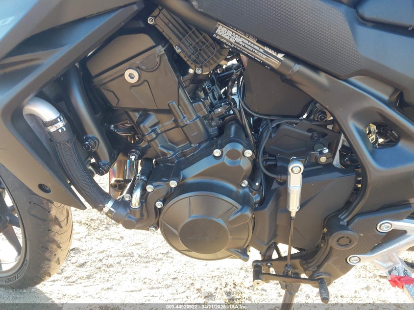 2025 Honda Cb VIN JH2RH240XSK001452 IAAI salvage auction — SIDE, Salvage Title, sold $2,850 on 2026-07-07 (photo 9)