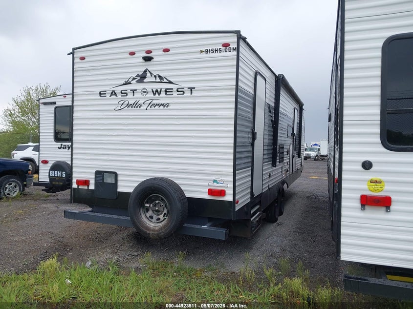 2022 East to west Della terra VIN 5ZT2DESBXN9009587 IAAI salvage auction — HAIL, Regular Certificate (Iowa), sold $7,800 on 2026-07-07 (photo 4)