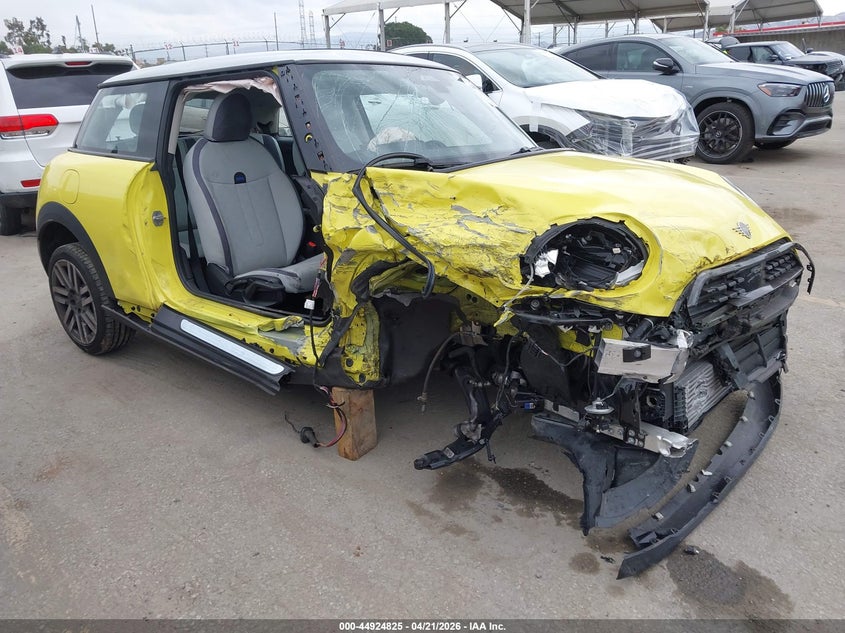 2025 Mini Hard top VIN WMW13GD05S2W53037 IAAI salvage auction — RIGHT FRONT, Salvage Title, sold $2,300 on 2026-07-08 (photo 1)