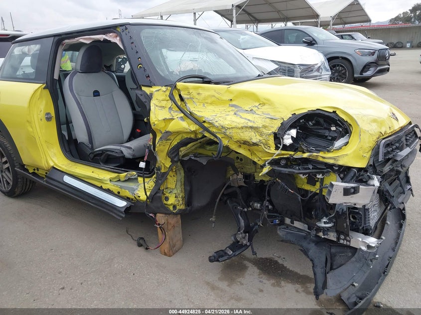 2025 Mini Hard top VIN WMW13GD05S2W53037 IAAI salvage auction — RIGHT FRONT, Salvage Title, sold $2,300 on 2026-07-08 (photo 6)