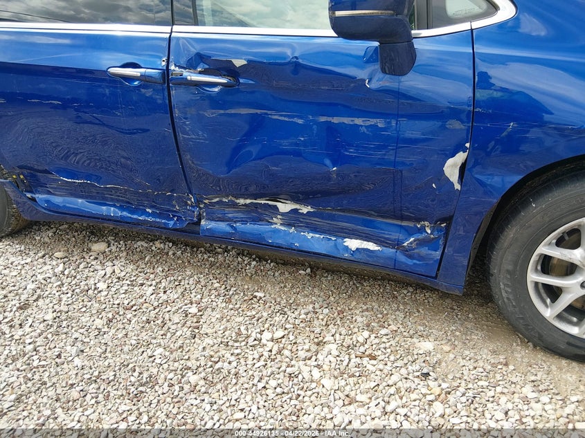 2021 Chrysler Pacifica VIN 2C4RC1BG0MR590940 IAAI salvage auction — FRONT & REAR, Salvage (Kentucky), sold $3,850 on 2026-07-10 (photo 6)