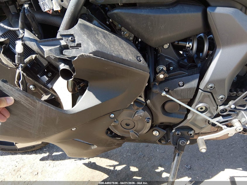 2024 Yamaha Yzf VIN JYARM38E5RA010975 IAAI salvage auction — LEFT SIDE, Salvage (Colorado), sold $1,875 on 2026-07-29 (photo 9)