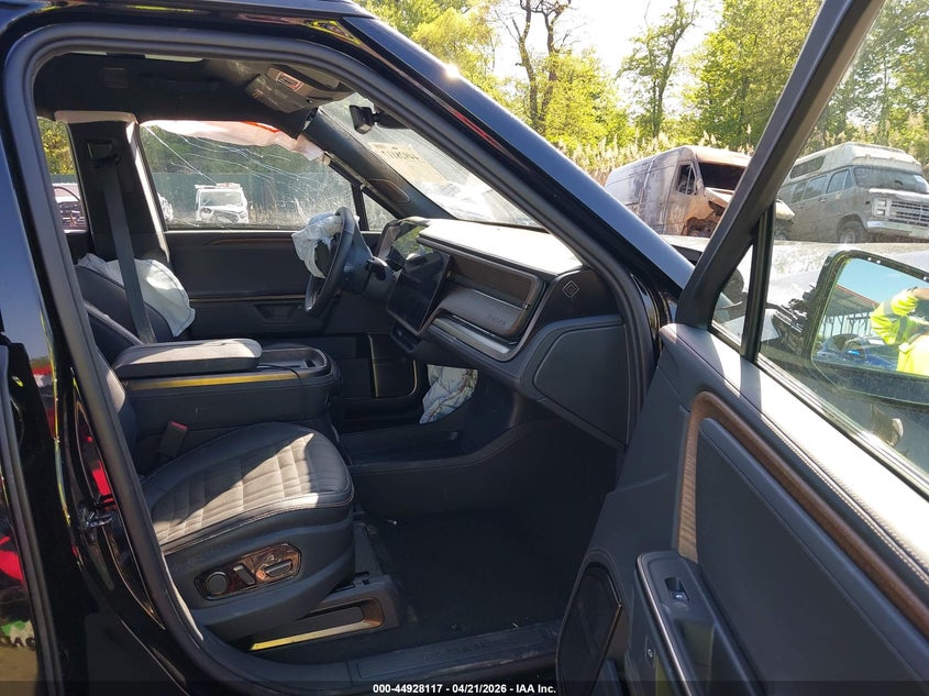 2026 Rivian R1S VIN 7PDSGBBP9TN090825 IAAI salvage auction — LEFT & RIGHT, Salvage Title, sold $9,200 on 2026-09-10 (photo 5)