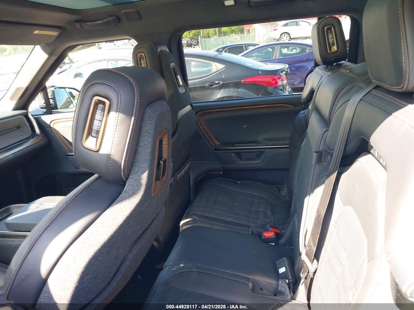 2026 Rivian R1S VIN 7PDSGBBP9TN090825 IAAI salvage auction — LEFT & RIGHT, Salvage Title, sold $9,200 on 2026-09-10 (photo 8)