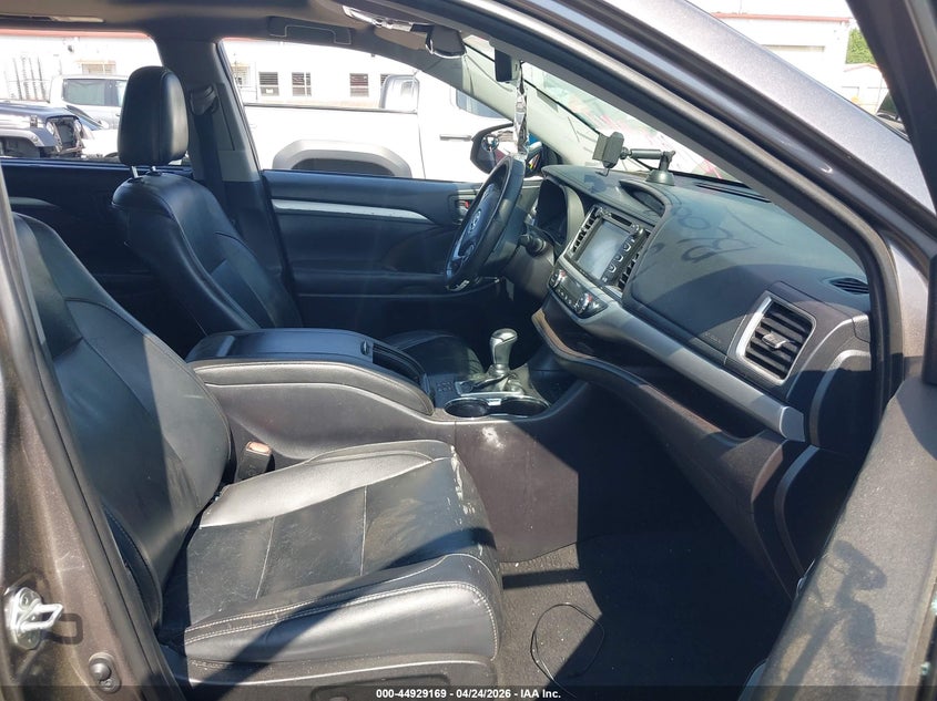 2019 Toyota Highlander VIN 5TDJZRFH6KS581337 IAAI salvage auction — REPOSSESSION, Salvage Title, sold $11,225 on 2026-07-13 (photo 5)