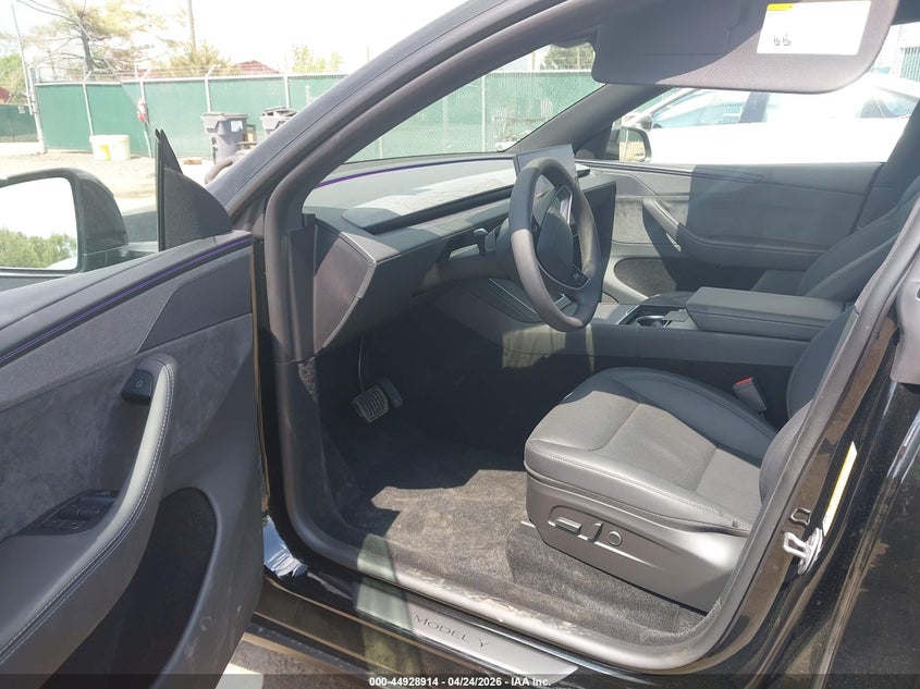 2026 Tesla Model y VIN 7SAYGDED1TA664458 IAAI salvage auction — SIDE, Salvage Title, sold $17,600 on 2026-07-29 (photo 5)