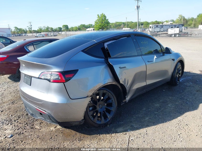 2024 Tesla Model y VIN 7SAYGDEE8RA299293 IAAI salvage auction — SIDE, Salvage Title, sold $11,200 on 2026-07-22 (photo 4)