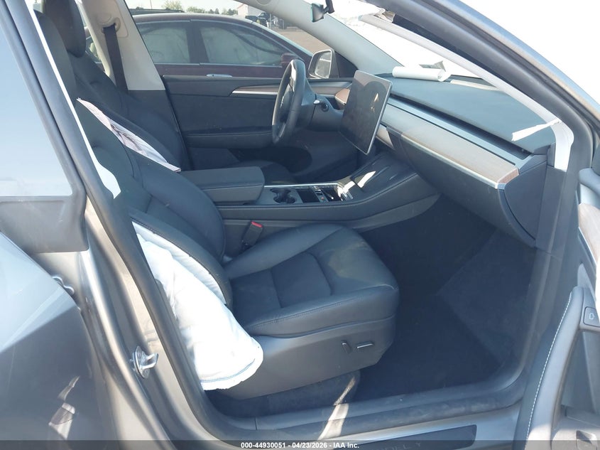 2024 Tesla Model y VIN 7SAYGDEE8RA299293 IAAI salvage auction — SIDE, Salvage Title, sold $11,200 on 2026-07-22 (photo 5)
