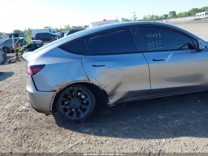 2024 Tesla Model y VIN 7SAYGDEE8RA299293 IAAI salvage auction — SIDE, Salvage Title, sold $11,200 on 2026-07-22 (photo 6)