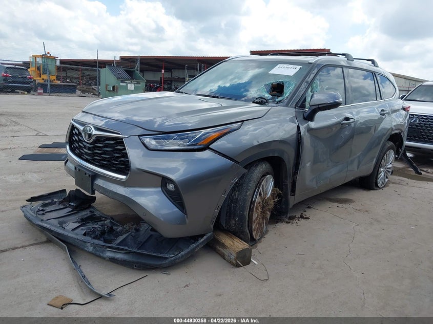 2026 Toyota Highlander VIN 5TDKDRBH7TS599159 IAAI salvage auction — FRONT & REAR, Original (Texas), sold $19,150 on 2026-07-14 (photo 2)