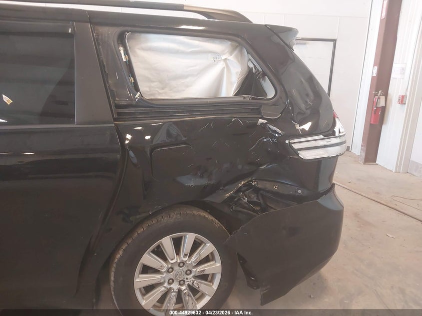 2017 Toyota Sienna VIN 5TDDZ3DC1HS173452 IAAI salvage auction — REAR END, Salvage Title, sold $2,550 on 2026-07-28 (photo 6)