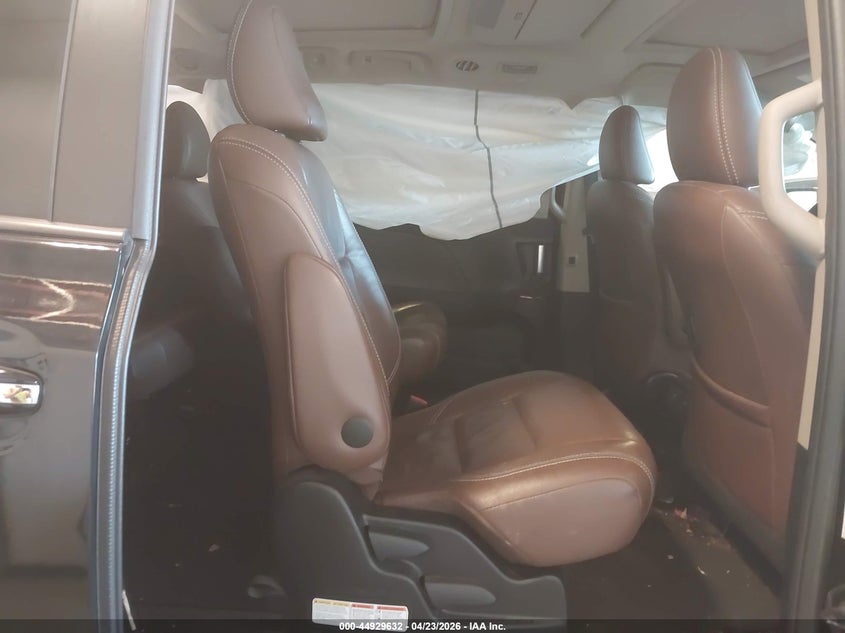 2017 Toyota Sienna VIN 5TDDZ3DC1HS173452 IAAI salvage auction — REAR END, Salvage Title, sold $2,550 on 2026-07-28 (photo 8)