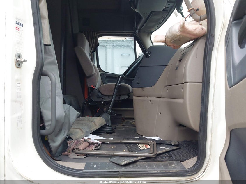 2017 Freightliner Cascadia 113 VIN 3AKJGHDV7HSHR2596 IAAI salvage auction — Unknown, Salvage (Texas), sold $25 on 2026-07-28 (photo 6)