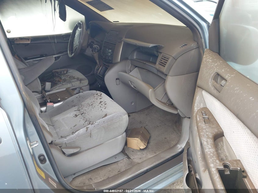 2006 Toyota Sienna VIN 5TDZA23C86S437353 IAAI salvage auction — INTERIOR BURN, Non-Repairable (California), sold $600 on 2026-07-23 (photo 5)