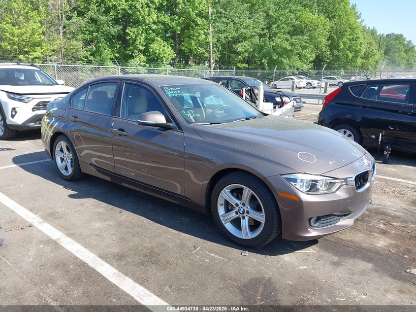 2015 BMW 3er VIN WBA3B1G55FNT03296 IAAI salvage auction — REAR END, Salvage Title, sold $2,400 on 2026-07-09 (photo 1)