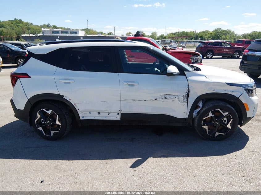 2025 Kia Seltos VIN KNDEUCAA0S7817997 IAAI salvage auction — RIGHT SIDE, Salvage (Illinois), sold $7,100 on 2026-07-21 (photo 6)