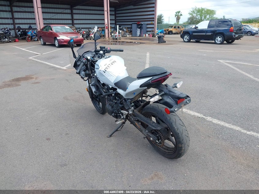 2025 Kawasaki Ninja VIN ML5EXGG17SDA68944 IAAI salvage auction — RIGHT SIDE, Salvage (Colorado), sold $375 on 2026-07-28 (photo 3)