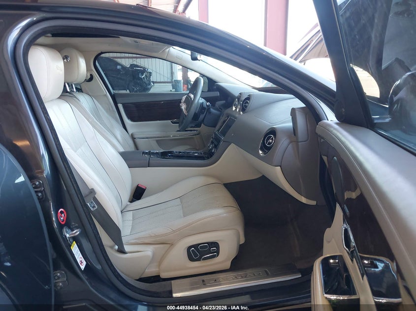 2014 Jaguar Xj VIN SAJWA2GZ4E8V63571 IAAI salvage auction — RIGHT FRONT, Salvage (Arizona), sold $825 on 2026-07-28 (photo 5)