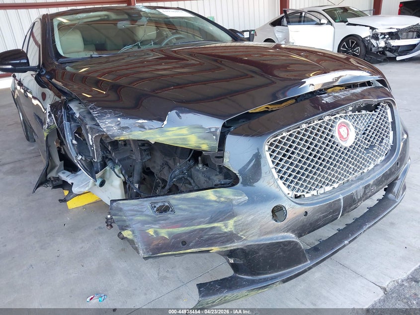 2014 Jaguar Xj VIN SAJWA2GZ4E8V63571 IAAI salvage auction — RIGHT FRONT, Salvage (Arizona), sold $825 on 2026-07-28 (photo 6)
