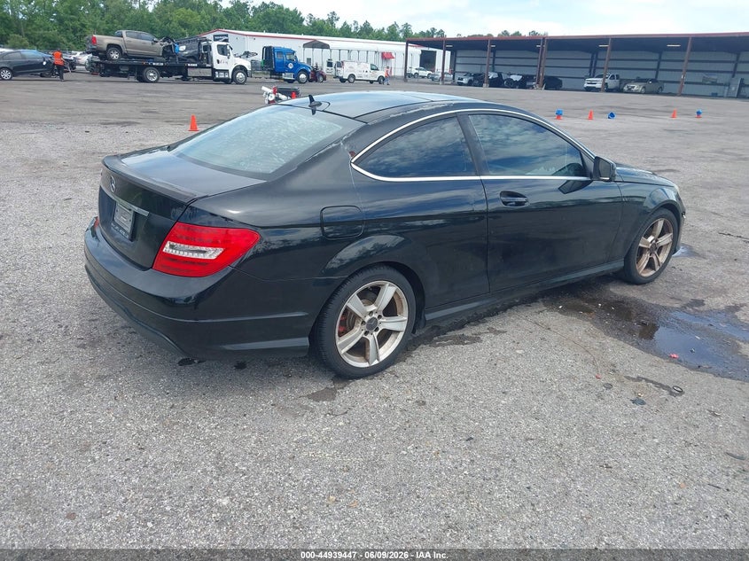 2012 Mercedes-benz C-klasse VIN WDDGJ4HB8CF836252 IAAI salvage auction — NORMAL WEAR, Clear (Florida), sold $625 on 2026-07-07 (photo 4)