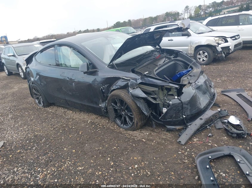 2025 Tesla Model y VIN 7SAYGDED8SA369646 IAAI salvage auction — FRONT & REAR, Salvage Title, sold $3,300 on 2026-07-07 (photo 1)