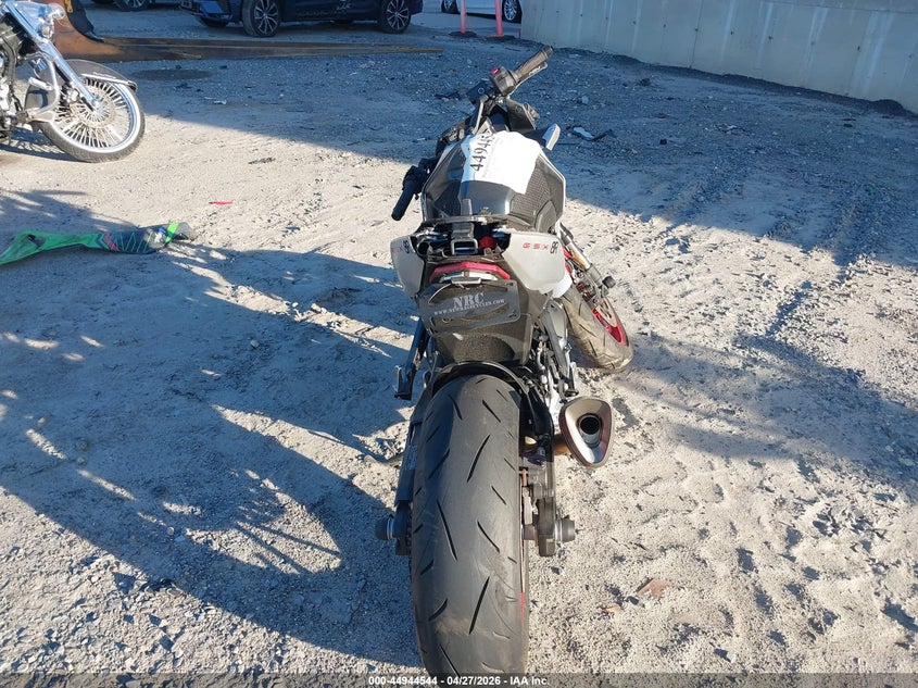 2024 Suzuki Gsx VIN JS1EM13B7R7103959 IAAI salvage auction — ALL OVER, Salvage (Massachusetts), sold $75 on 2026-07-28 (photo 6)