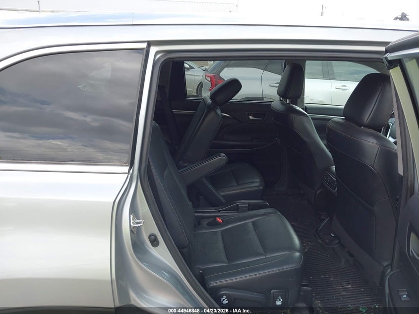 2018 Toyota Highlander VIN 5TDDZRFH0JS876865 IAAI salvage auction — HAIL, Salvage (Iowa), sold $11,800 on 2026-07-27 (photo 8)