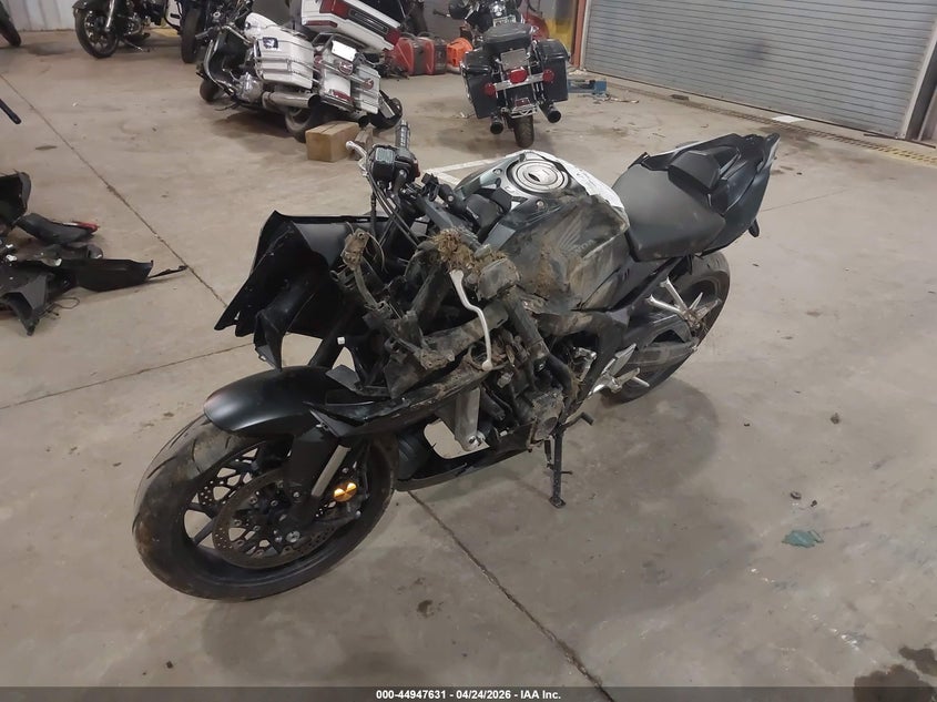 2026 Honda Cbr VIN MLHRH1554T5200636 IAAI salvage auction — LEFT & RIGHT, Salvage Title, sold $1,200 on 2026-07-29 (photo 2)