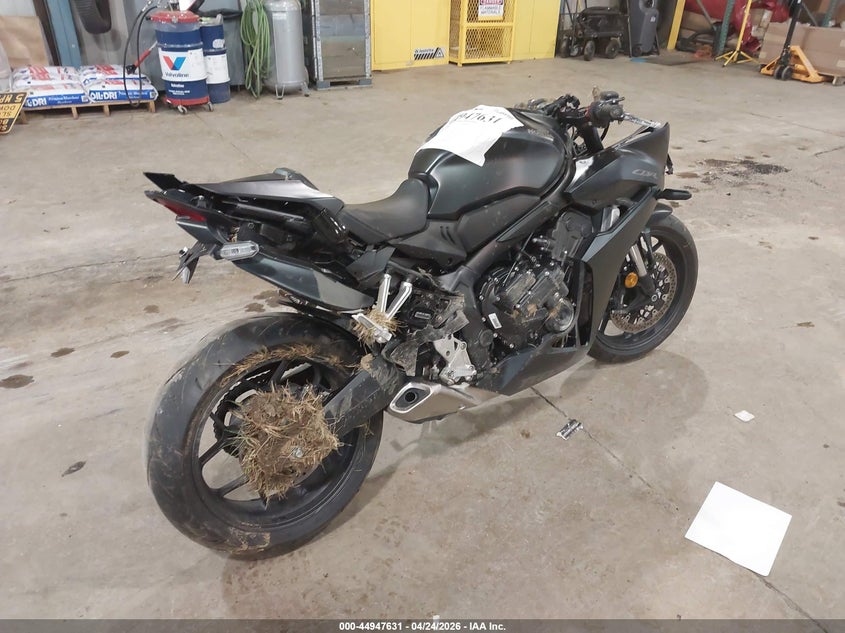 2026 Honda Cbr VIN MLHRH1554T5200636 IAAI salvage auction — LEFT & RIGHT, Salvage Title, sold $1,200 on 2026-07-29 (photo 4)
