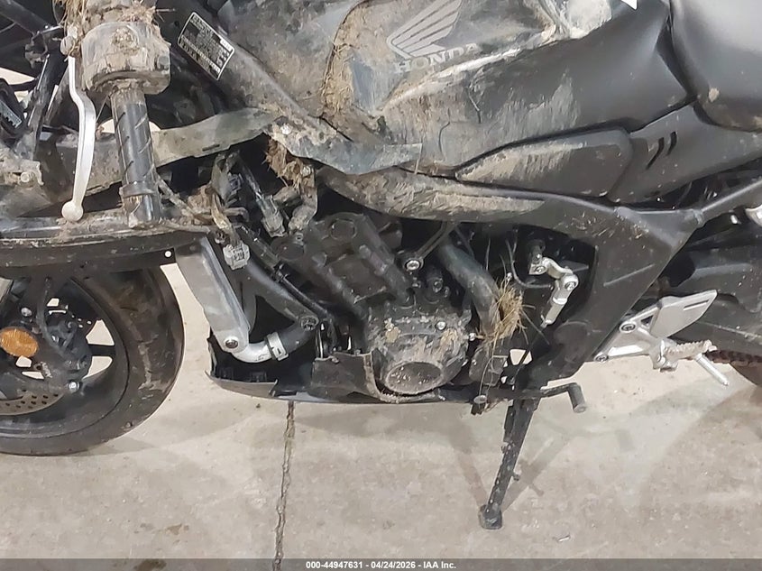 2026 Honda Cbr VIN MLHRH1554T5200636 IAAI salvage auction — LEFT & RIGHT, Salvage Title, sold $1,200 on 2026-07-29 (photo 9)