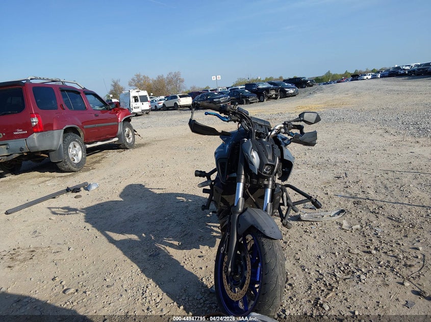 2022 Yamaha Mt VIN JYARM32E4NA006192 IAAI salvage auction — LEFT SIDE, Salvage (West Virginia), sold $2,800 on 2026-07-15 (photo 5)