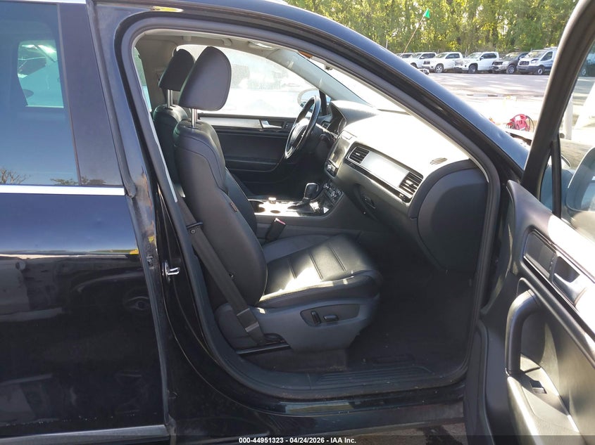 2011 Volkswagen Touareg VIN WVGFF9BP1BD003598 IAAI salvage auction — HAIL, Salvage (Kansas), sold $600 on 2026-07-08 (photo 5)