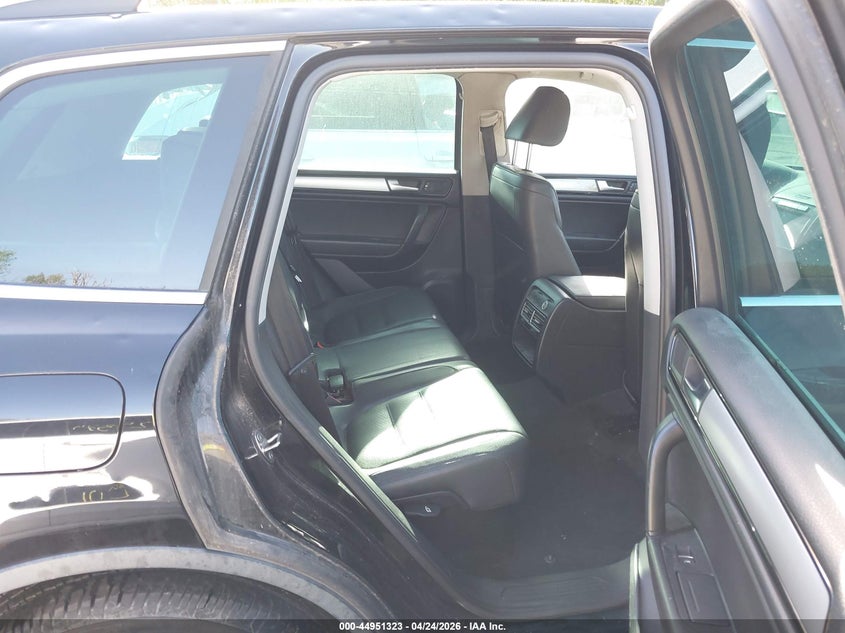 2011 Volkswagen Touareg VIN WVGFF9BP1BD003598 IAAI salvage auction — HAIL, Salvage (Kansas), sold $600 on 2026-07-08 (photo 8)