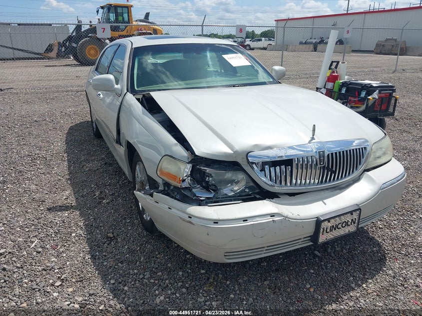 2007 Lincoln TOWN CAR VIN 1LNHM82V27Y610455 IAAI salvage auction — RIGHT FRONT, Salvage (Louisiana), sold $625 on 2026-07-19 (photo 1)