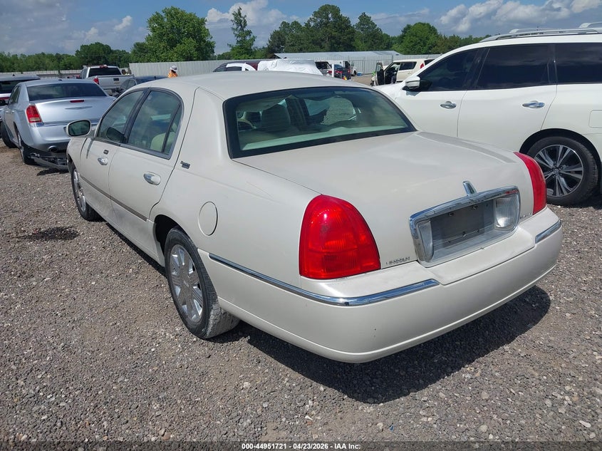 2007 Lincoln TOWN CAR VIN 1LNHM82V27Y610455 IAAI salvage auction — RIGHT FRONT, Salvage (Louisiana), sold $625 on 2026-07-19 (photo 3)