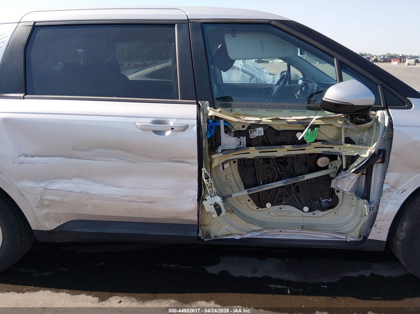 2022 Kia Carnival VIN KNDNB4H3XN6132807 IAAI salvage auction — RIGHT SIDE, Salvage Title, sold $7,950 on 2026-07-08 (photo 6)