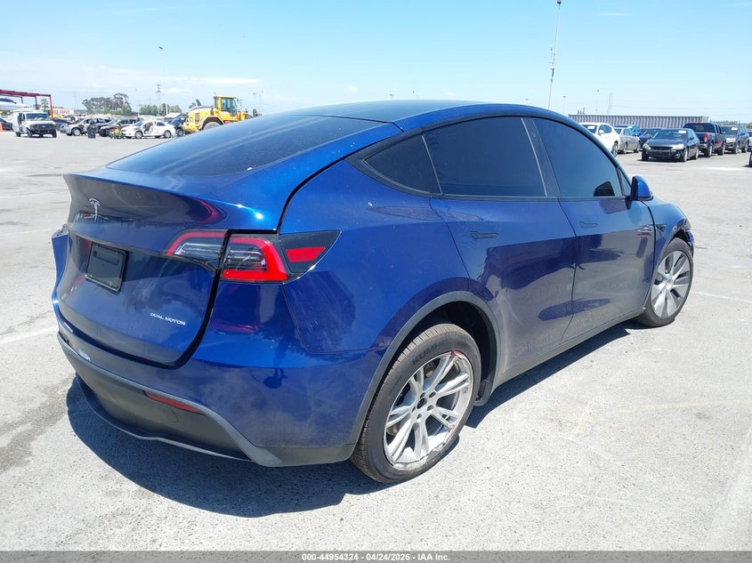 2020 Tesla Model y VIN 5YJYGDEE5LF053079 IAAI salvage auction — SIDE, Wait Title, sold $7,250 on 2026-07-16 (photo 4)