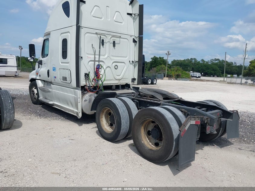 2020 Freightliner Cascadia 125 VIN 3AKJGLDRXLSLJ3891 IAAI salvage auction — REPOSSESSION, Clear (Florida), sold $1,550 on 2026-07-22 (photo 3)