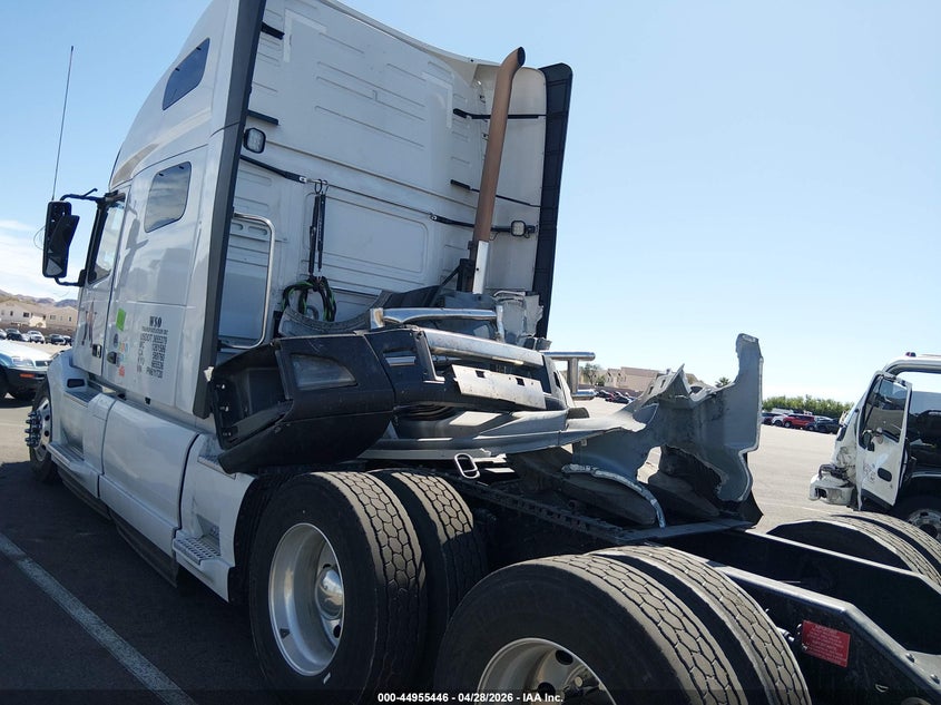 2023 Volvo VIN 4V4NC9EH6PN611720 IAAI salvage auction — FRONT END, Salvage (California), sold $17,500 on 2026-07-29 (photo 3)