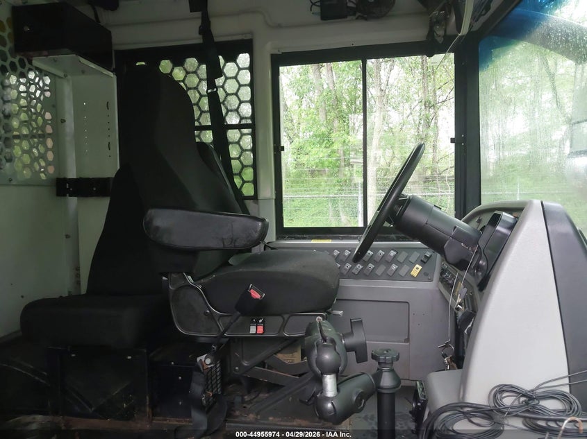 2013 Thomas Transit bus VIN 1T7YU2E29D1160765 IAAI salvage auction — NORMAL WEAR, Clear (Tennessee), sold $1,250 on 2026-07-06 (photo 5)