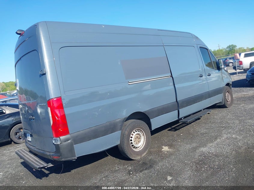 2019 Mercedes-benz Sprinter VIN WD4PF1CD8KP147152 IAAI salvage auction — INTERIOR BURN, Salvage Title, sold $1,225 on 2026-07-06 (photo 4)