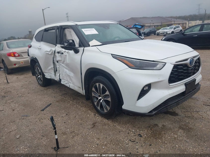2022 Toyota Highlander VIN 5TDGBRCH1NS556157 IAAI salvage auction — LEFT & RIGHT, Salvage Title, sold $8,675 on 2026-07-07 (photo 1)