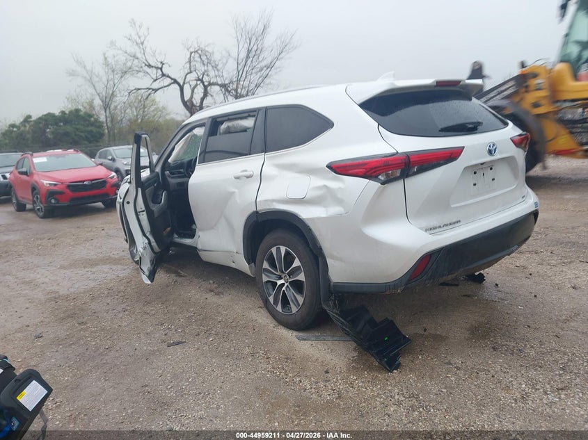 2022 Toyota Highlander VIN 5TDGBRCH1NS556157 IAAI salvage auction — LEFT & RIGHT, Salvage Title, sold $8,675 on 2026-07-07 (photo 3)